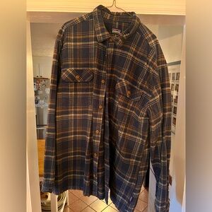 Patagonia heavy button down shirt with 2 breast pockets.